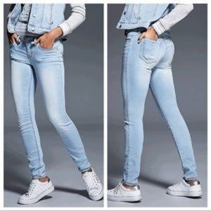 Guess - Low rise Power Skinny Cindy Fit Jeans - Size 27